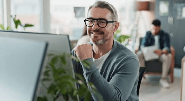 A remote software engineer at a desk, with floating tags labeling Senior Full Stack Talent, Fast Onboarding, and Proactive Communication
